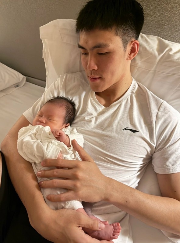 为国征战辛苦了！庞峥麟晒与孩子的合照：第一次见面 多多指教