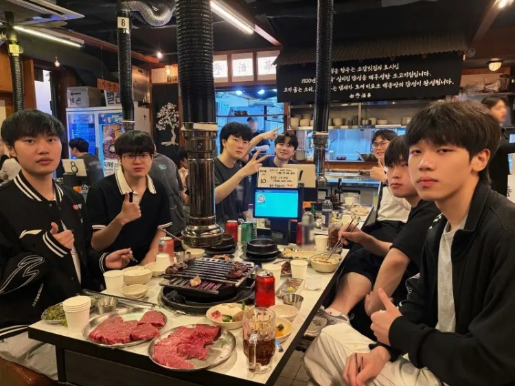 BLG分享队员聚餐照:咀嚼暂停! 3 2 1!看镜头喵【球盟会】