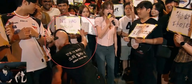 【QY球友会】何意味?现场一位Dhokla的支持者被抢走应援牌 空手尬尴站在原地