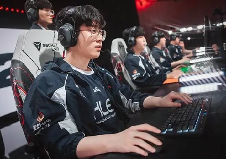 Zeus:乌鸦是作为最后的终极杀手锏准备的英雄,本来不太想掏出来