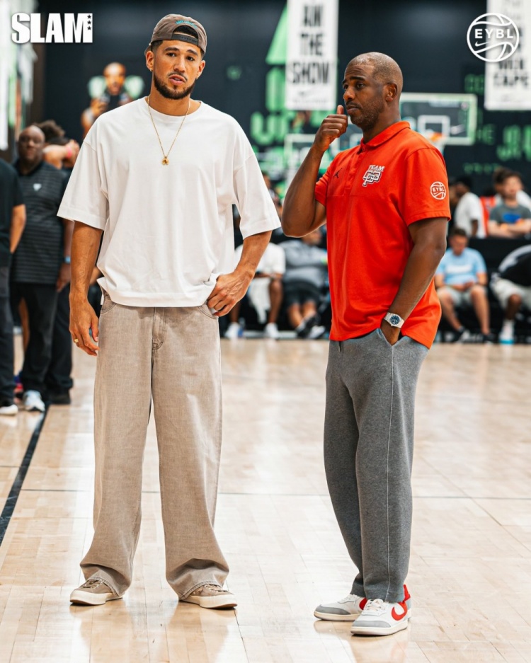 老队友同框！保罗旗下AAU球队正在赌城参加EYBL比赛 布克现场观战