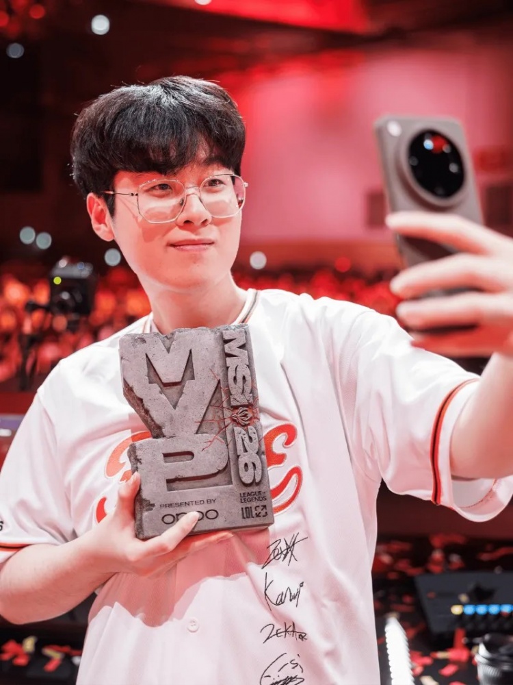 LOL官推晒照：拿着FMVP奖杯自拍的Zeus【球盟会】