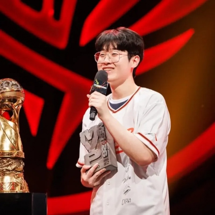 HLE上单Zeus夺冠后更新个人社媒:GG