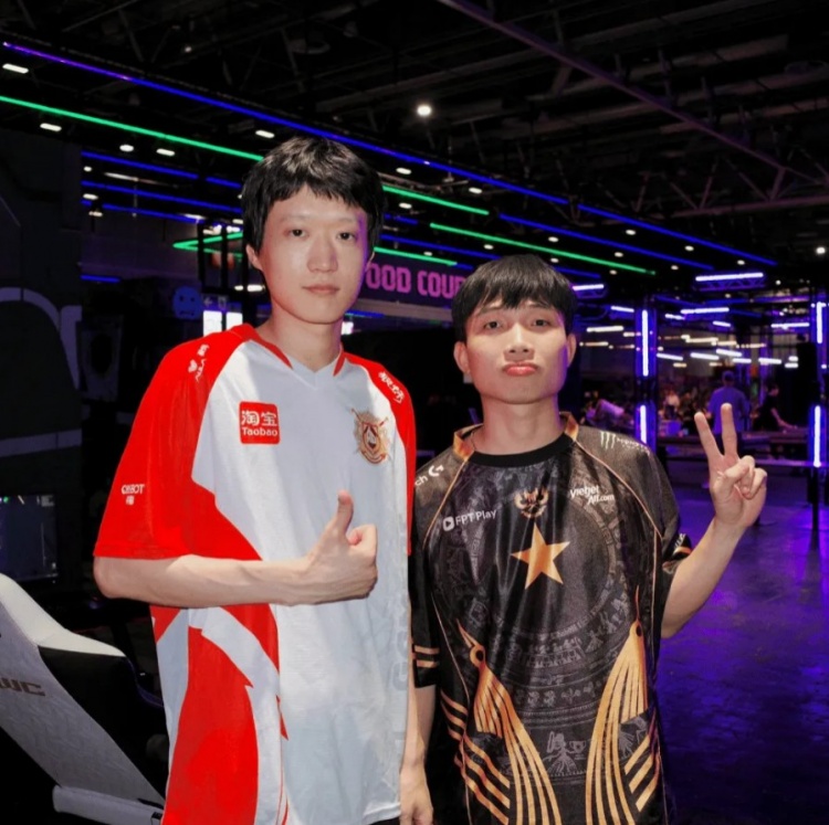 【球盟会】GAM分享Artemis和Shanks同框照：两位队长的合影！