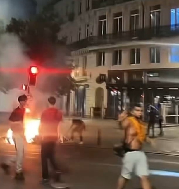 太阳报：世界杯半决赛出局后，法国多地爆发大规模骚乱