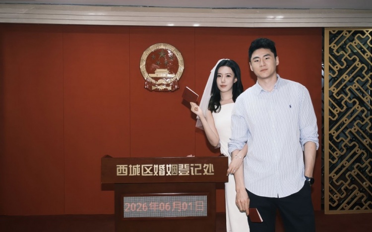 喜结连理！赵柏清晒登记照官宣结婚 六一当天完成婚姻登记
