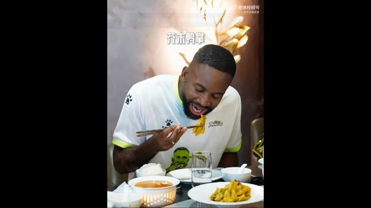 巴坎布曹永竞评中餐美食:果木烤鸭巴坎布评拉,毛血旺两人都评拉
