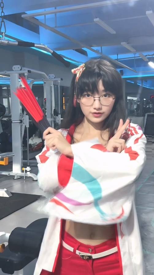 李哥确实难打!撞脸Faker的女博主莎赫儿COS不知火舞!大秀性感蛮腰