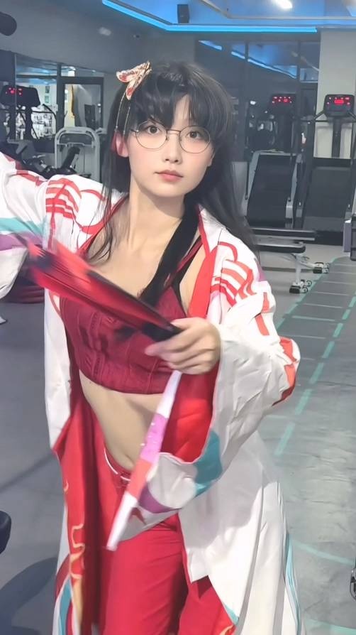李哥确实难打!撞脸Faker的女博主莎赫儿COS不知火舞!大秀性感蛮腰