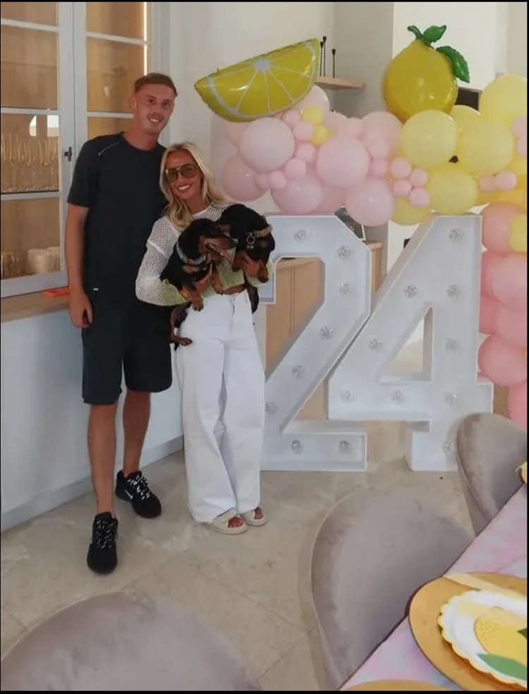 太阳报：帕尔默为女友奥利维亚庆祝24岁生日，后者身穿透视装出镜