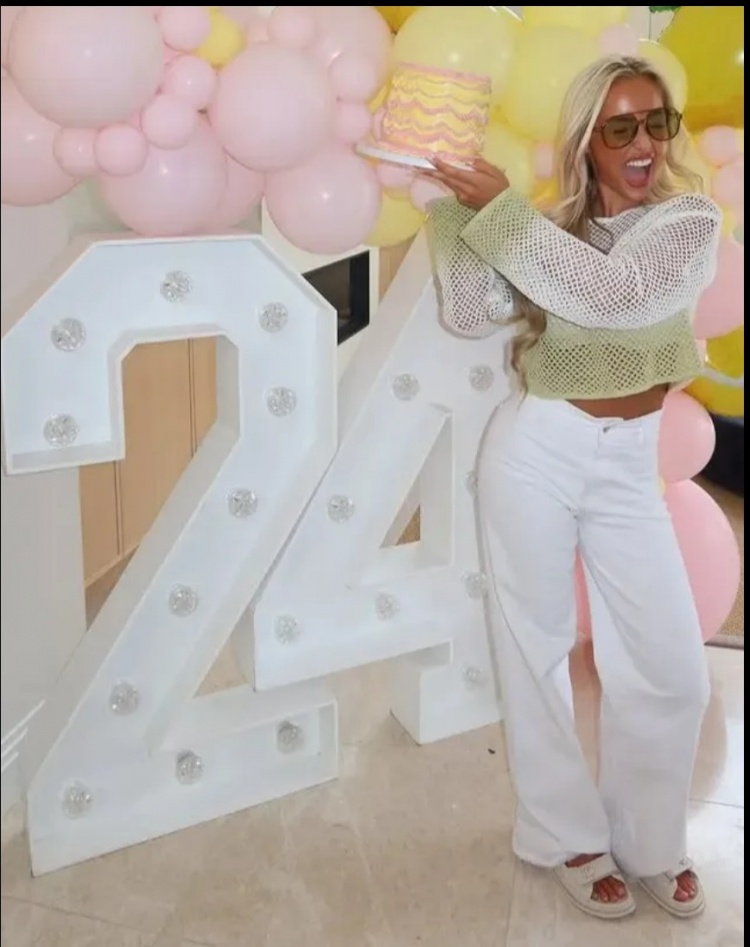 【体育资讯】太阳报:帕尔默为女友奥利维亚庆祝24岁生日,后者身穿透视装出镜(图8) undefined