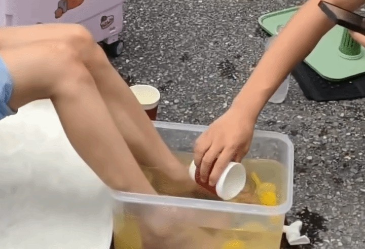 抽象！国内漫展卖女coser"洗脚水" 现场粉丝直接拿杯子舀