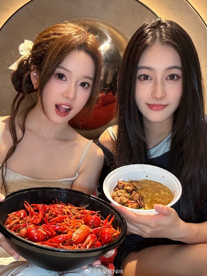 主持戈曼妮晒照:妮的📔长沙真的太好吃了,一定要吃土豆泥拌粉