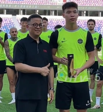 获中超月度最佳青年球员,王钰栋:有球迷支持我才能拿这个奖项