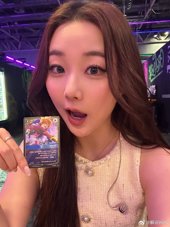 英文流解说Kitty晒照：本次EWC的工作完成啦💛下次再见巴黎～【球盟会】