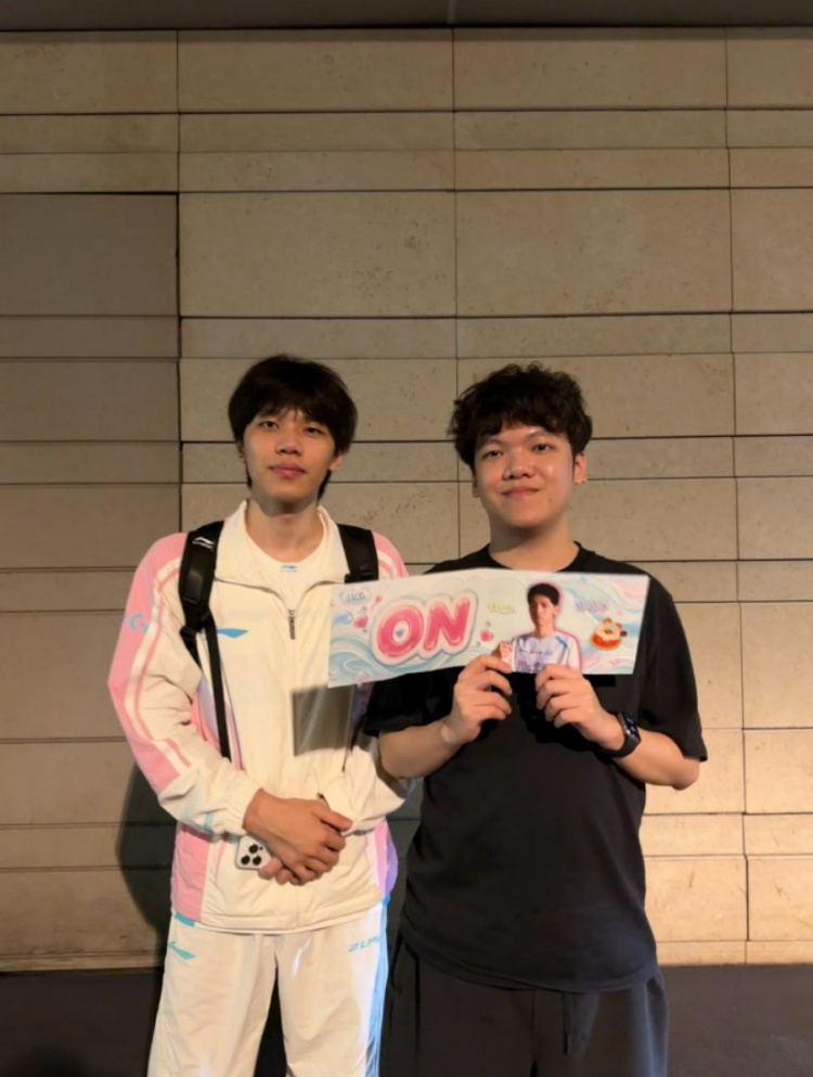 线下督战!Angel晒与ON合照:ON好帅