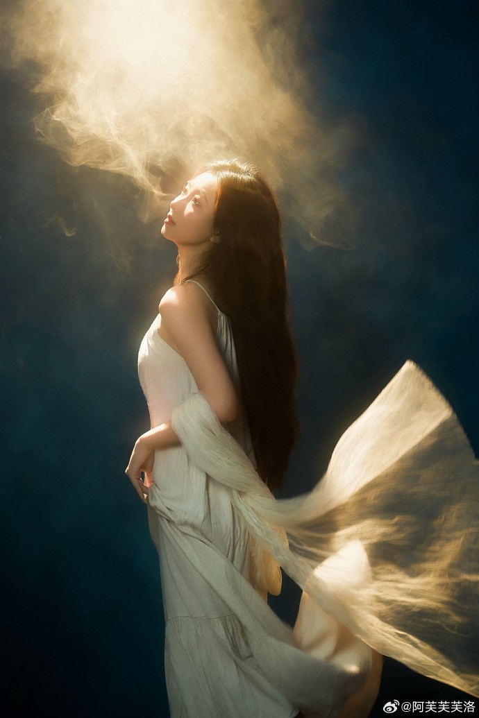主持阿芙晒生日美照:25岁啦~又是一年 谢谢大家的陪伴 爱你们❤