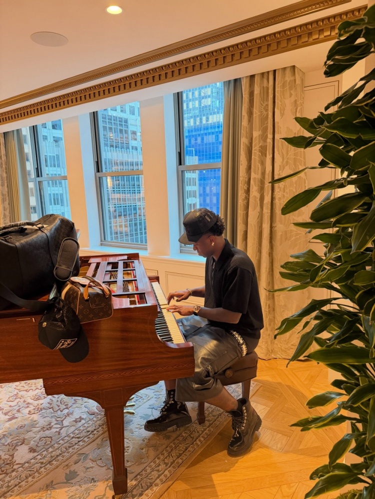 [赛事播报]崭新✌️形象！维尼修斯晒度假图集：家人、挚友，还有惬意假期…(图4)
