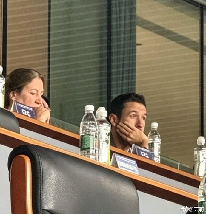 【赛事播报】发掘⚽苗子？记者：⬆️曼城CEO索里亚诺、总监维亚纳观战新鹏城比赛(图2)