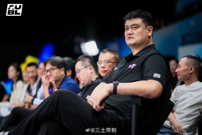 媒体人:我们陷入复杂战术循环快攻远逊对手 有时候可以简单点
