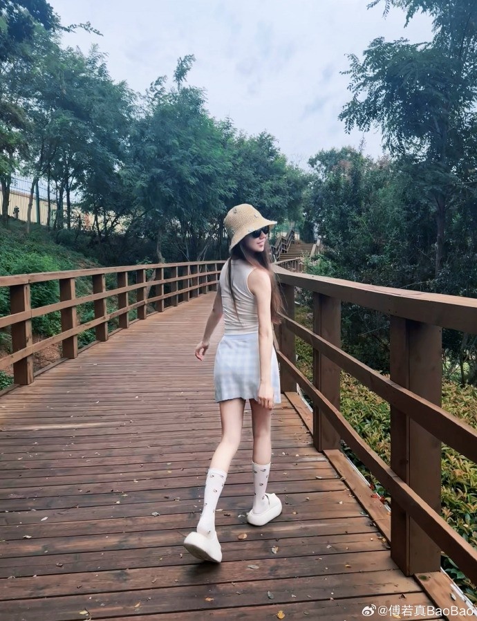 【蜗牛电竞】主持人BaoBao晒照:闪避台风技能发动~