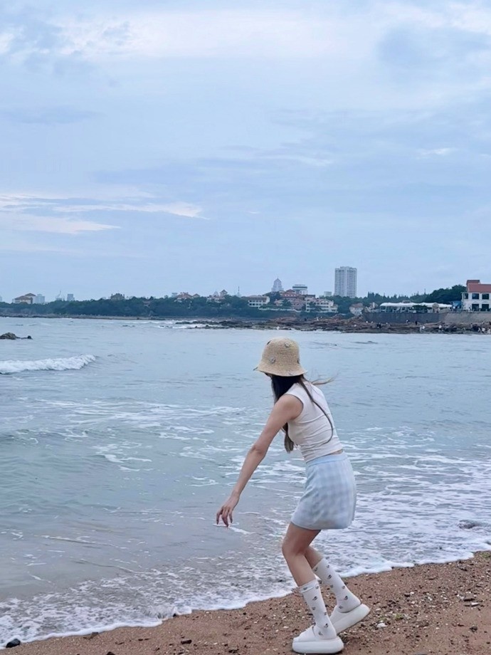 【蜗牛电竞】主持人BaoBao晒照:闪避台风技能发动~