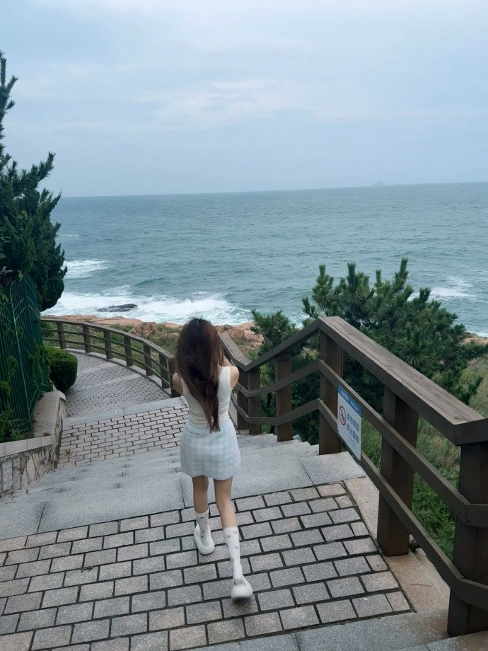 【蜗牛电竞】主持人BaoBao晒照:闪避台风技能发动~