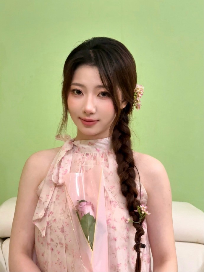 阿芙晒照:昨天收到了夏安的生日花花💐和蛋糕🍰开心之🥳