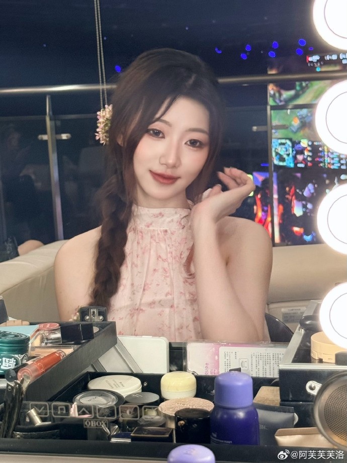 【蜗牛电竞】阿芙晒照:昨天收到了夏安的生日花花💐和蛋糕🍰开心之🥳