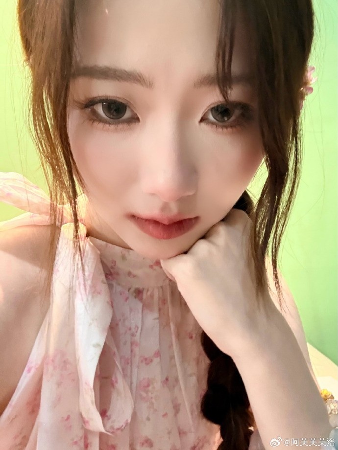【蜗牛电竞】阿芙晒照:昨天收到了夏安的生日花花💐和蛋糕🍰开心之🥳