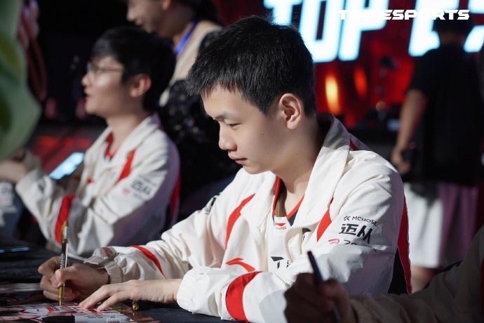 TES发布粉丝见面会返图：期待在之后的赛场再次与大家见面！