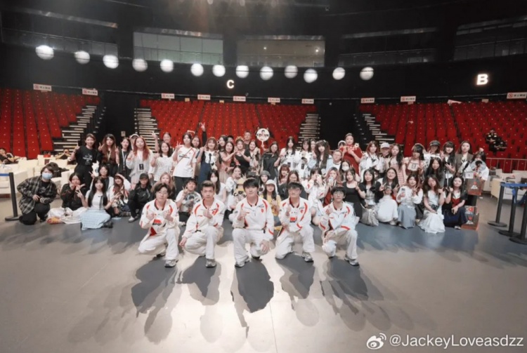 TES选手赛后发文 JackeyLove:辛苦大家等我们,很感谢大家