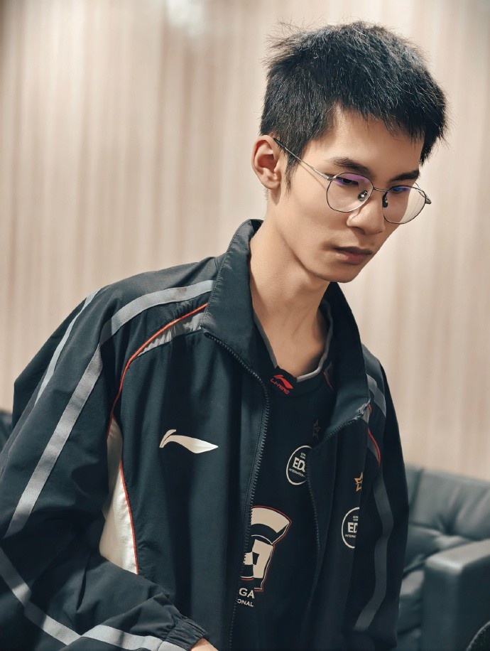 EDG分享选手苏州返图:「📷」风雨同舟