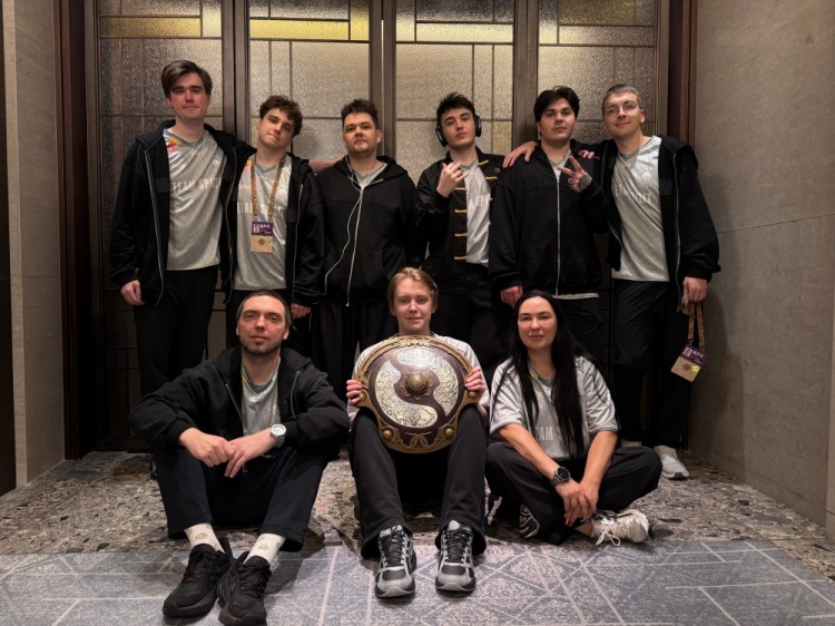【万博电竞】双喜临门!Spirit双分部同日夺冠 Dota2三夺TI CS2首捧EWC