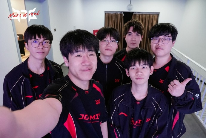 JDG分享收官合照：一程一阶，循阶登高，季后赛加油【球盟会】