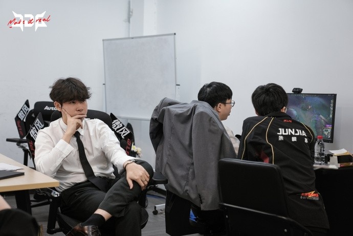 JDG分享收官合照：一程一阶，循阶登高，季后赛加油【球盟会】