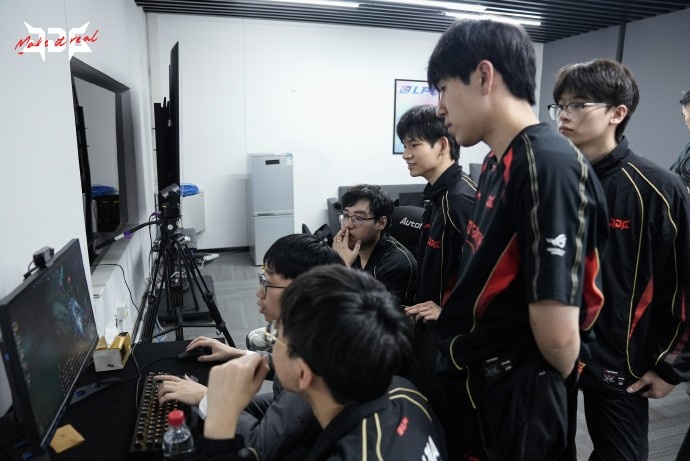 JDG分享收官合照：一程一阶，循阶登高，季后赛加油【球盟会】