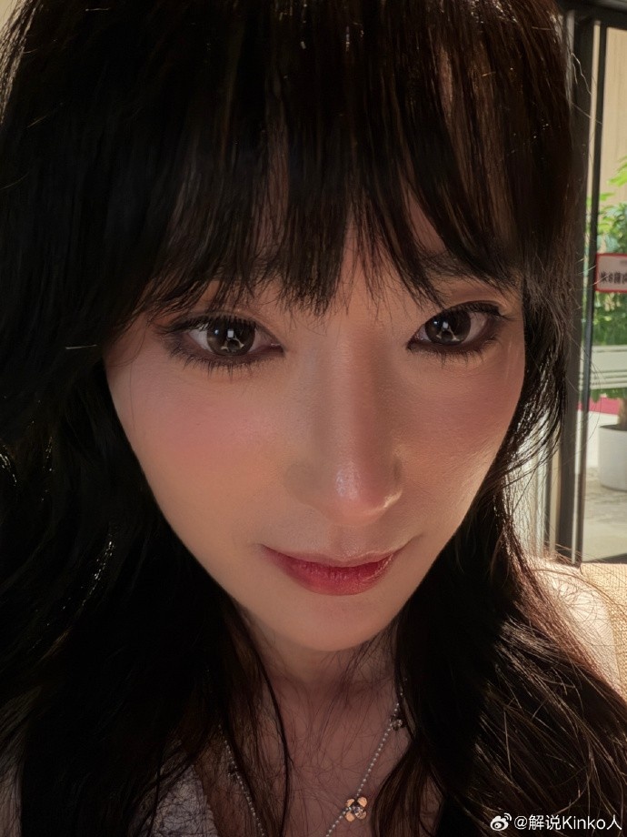 【万博电竞】前LPL解说kinko分享照片:上班碎片🧩 记录一次超满意的妆造