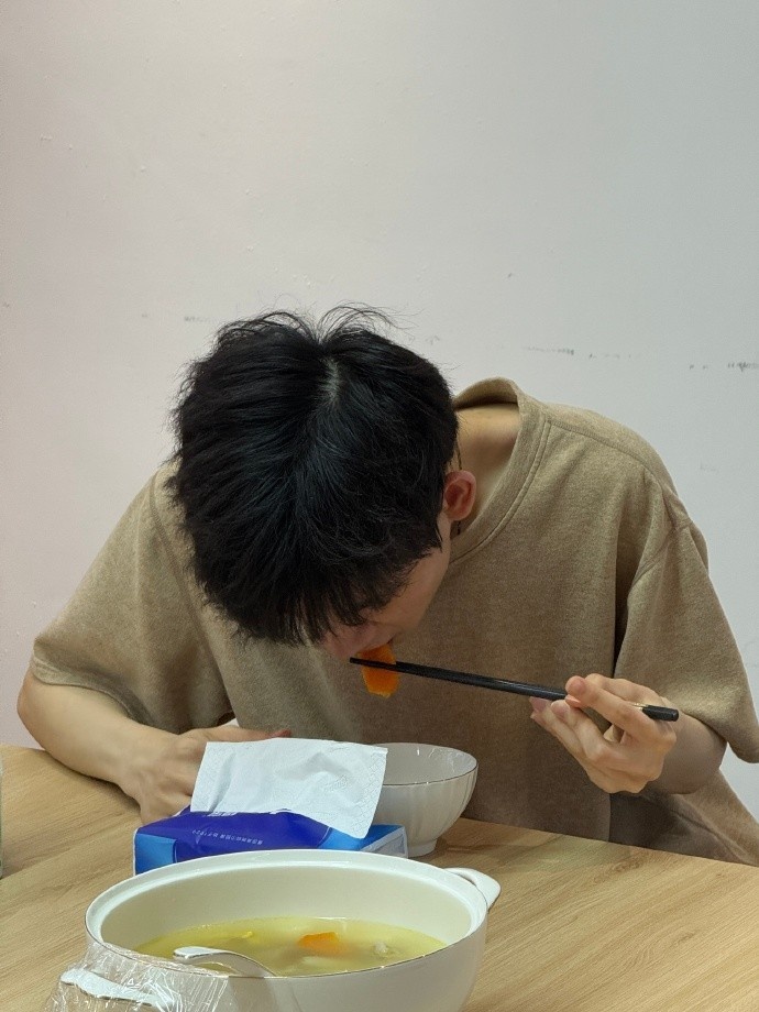 【万博电竞】JDG分享队员晚餐照：报告长官🫡每一天都有好好吃饭🍽️