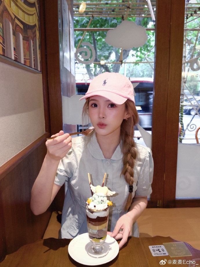 无畏契约主持人麦麦晒照:谁发明的薄巧 你出来 我夸夸你