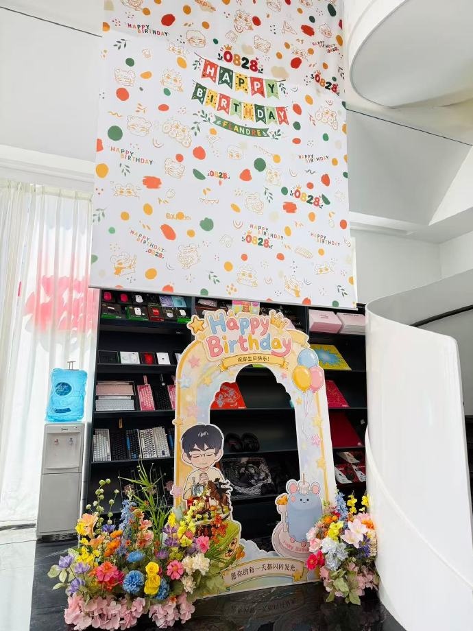 Flandre分享生日返图:多谢 托大家的福今年也热热闹闹过了个生日