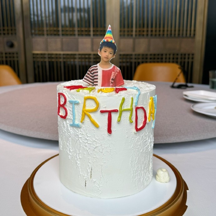 Flandre分享生日返图:多谢 托大家的福今年也热热闹闹过了个生日