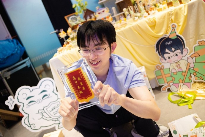 BLG分享Flandre生日返图:快吹蜡烛许愿喵(。>ㅅ