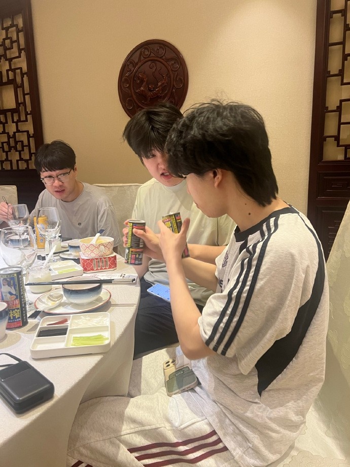 NIP分享选手赛后聚餐趣事:今天奢侈一把,吃点好的
