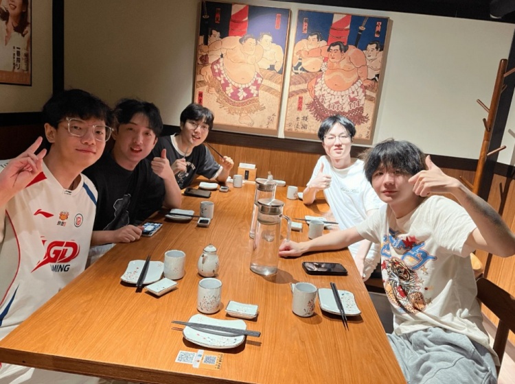 LGD分享队员赛后聚餐合照:依旧开心吃吃吃