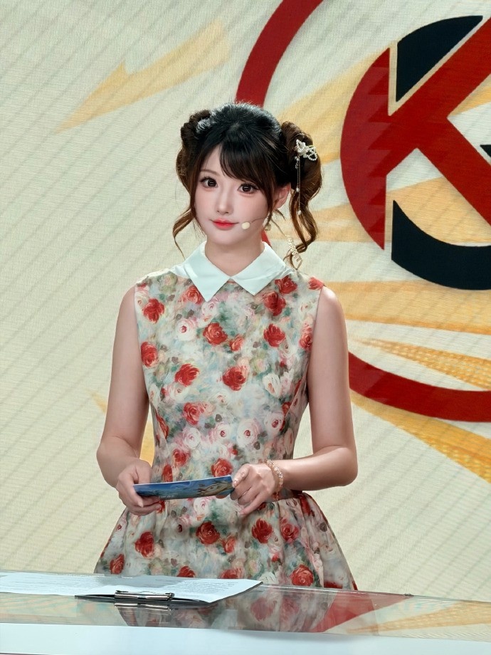 KPL主持人琪琪晒照:新尝试了一套油画造型,你也很为我啄米吧?
