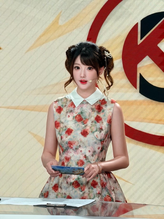 KPL主持人琪琪晒照:新尝试了一套油画造型,你也很为我啄米吧?