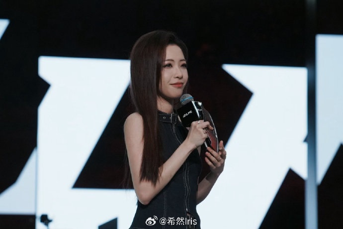 主持人希然分享照片:牛仔蓝不会是忧郁 🎵