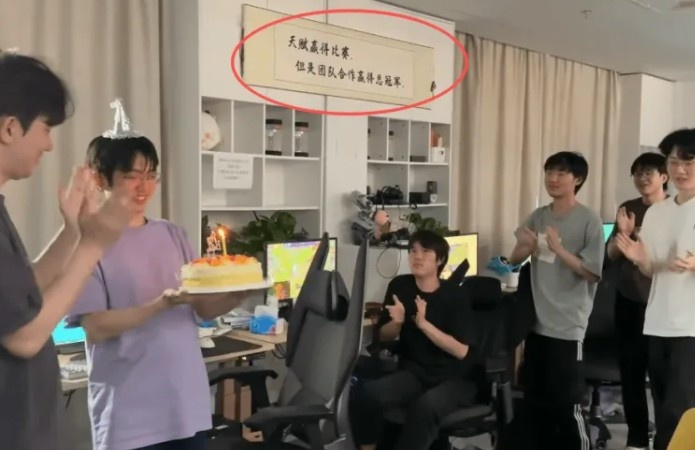 看进去了吗?BLG为圣枪祝福生日快乐 训练室横幅抢眼