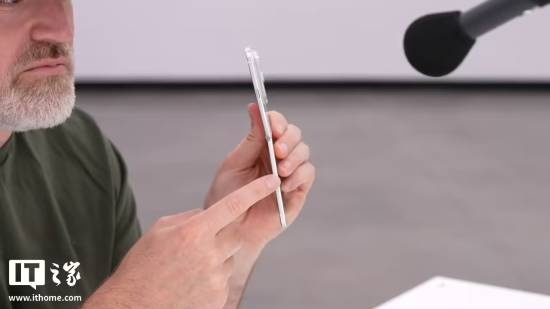 【万博电竞】漏完了!苹果iPhone18 Pro Max和首款折叠iPhone Ultra机模曝光